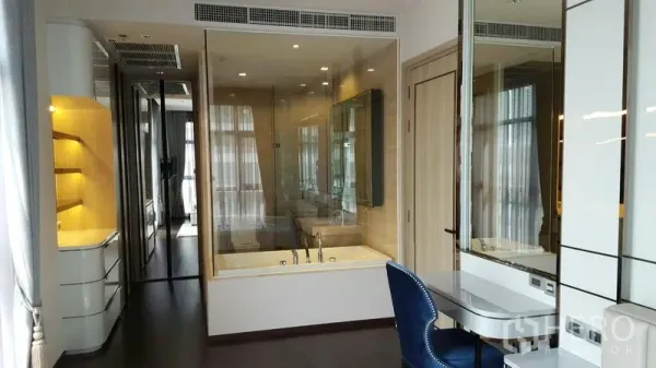 คอนโด ให้เช่าในWatthana, Bangkok - ห้องน้ำกั้นกระจกพร้อมอ่างอาบน้ำ โต๊ะอ่างล้างหน้าแบบกระจก และตู้บิลท์อิน