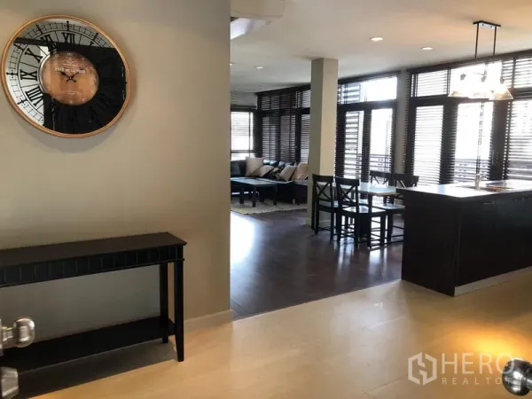 คอนโด ให้เช่าในKhlong Toei, Bangkok - โถงทางเข้าพาไปยังพื้นที่นั่งเล่นและรับประทานอาหารแบบเปิดโล่ง มีหน้าต่างบานใหญ่ มู่ลี่ไม้ และพื้นไม้เข้ม