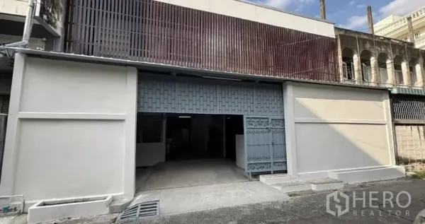 คลังสินค้า ให้เช่าหรือขายในKhlong San, Bangkok - ด้านหน้าโกดัง ประตูเหล็กพับกว้างพร้อมพื้นที่จอด-ขนถ่าย