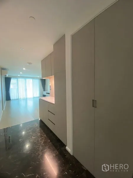 อพาร์ทเมนท์ ให้เช่าในWatthana, Bangkok - โถงทางเข้าพร้อมตู้เก็บของบิลท์อิน พื้นหินอ่อน และมุมมองสู่ห้องนั่งเล่นสว่าง