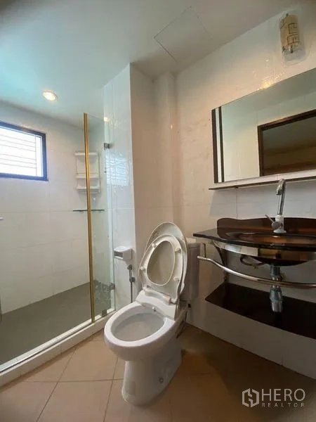 Home Office for rent in Don Mueang, Bangkok - Bathroom with glass bowl sink, toilet and a shower enclosure.