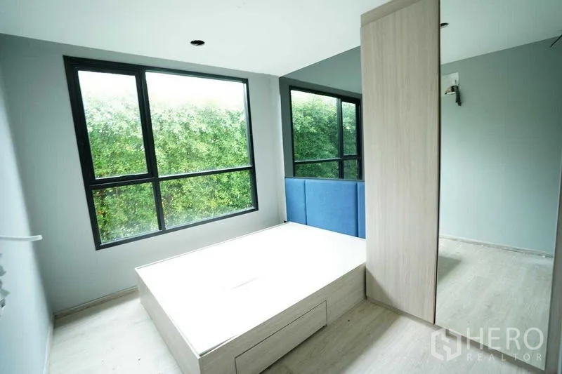 独立商业地产 出租在Bang Na, Bangkok - 带转角窗的房间，内置平台俯瞰绿篱。