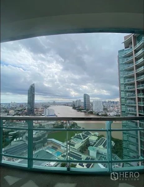 Condominium for rent in Bang Kho Laem, Bangkok - Spacious balcony overlooking the Chao Phraya River and Bangkok skyline.