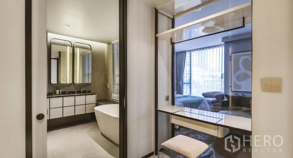 คอนโด ให้เช่าในWatthana, Bangkok - มุมแต่งตัวติดห้องน้ำ อ่างล้างหน้าคู่ และอ่างอาบน้ำแบบลอยตัว