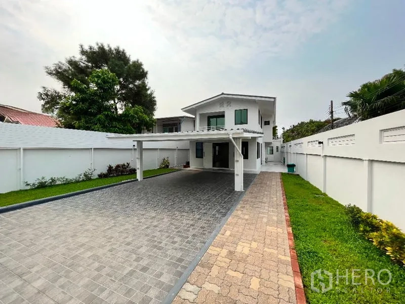 独立式住宅 出租在Phaya Thai, Bangkok - 宽阔视角的前车道、草坪与围墙。