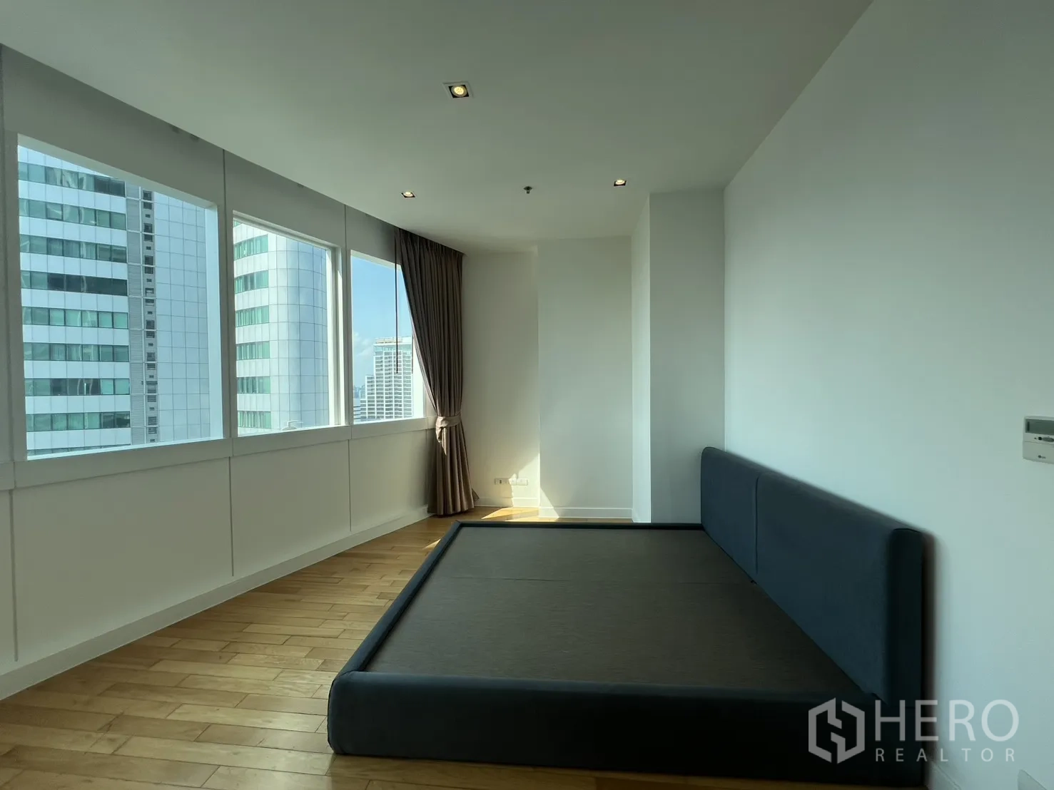 คอนโด for sale in Khlong Toei, Bangkok - ห้องนอนหลักสว่าง พื้นไม้ หน้าต่างบานใหญ่ มองเห็นวิวเมืองอโศก