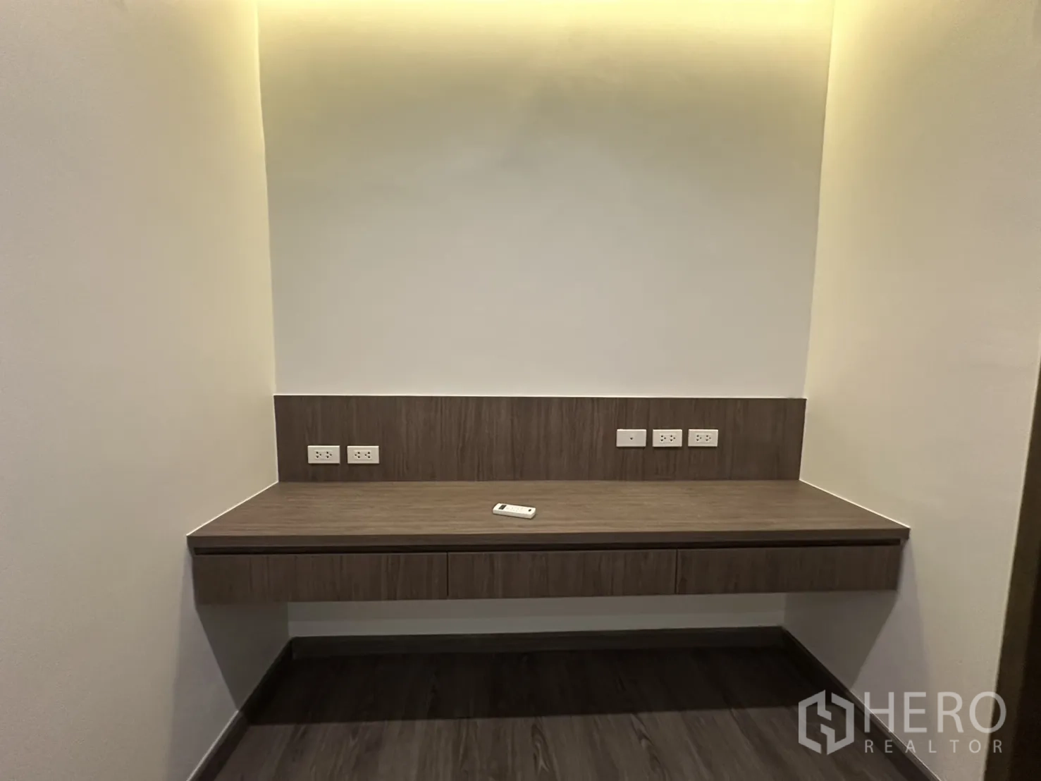 สำนักงานที่บ้าน ให้เช่าในPhra Khanong, Bangkok - มุมทำงานบิลท์อิน โต๊ะลอย พร้อมปลั๊กไฟหลายจุด