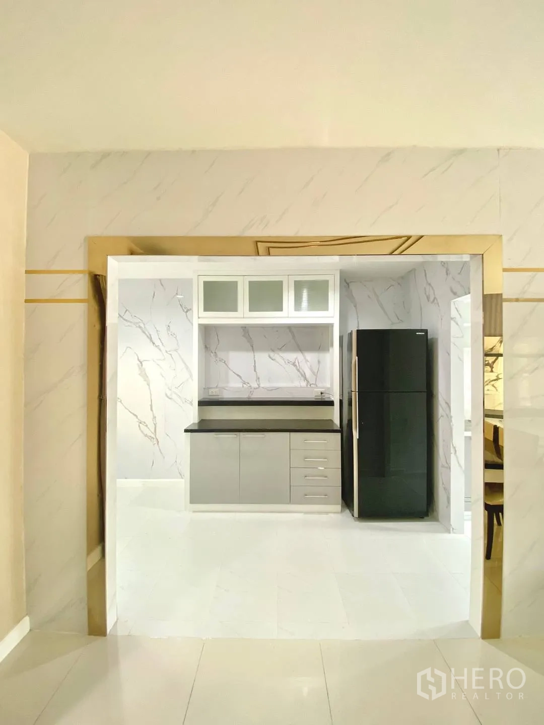 บ้านเดี่ยว for rent in Suan Luang, Bangkok - มุมแพนทรีพร้อมตู้เก็บของและตู้เย็นสีดำ