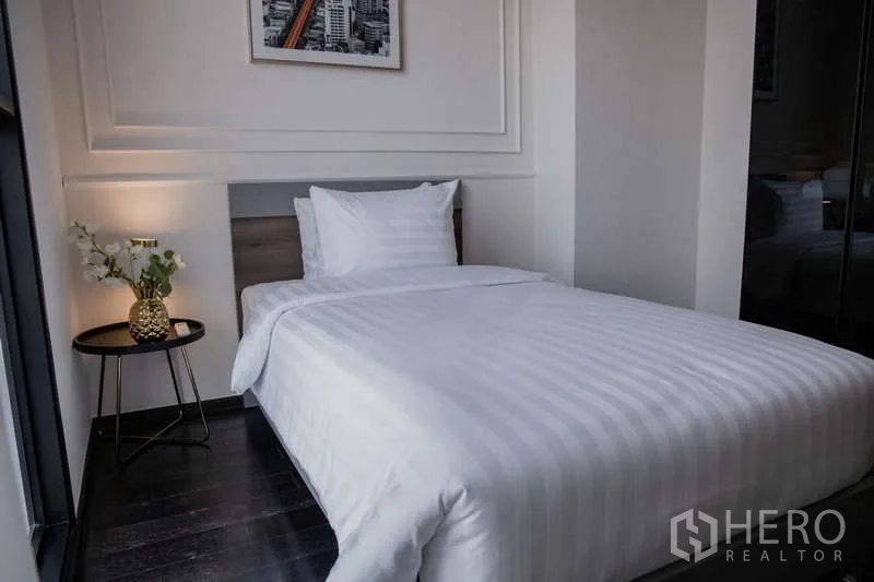 คอนโด ให้เช่าในWatthana, Bangkok - ห้องนอนเดี่ยวอบอุ่น ผ้าปูเตียงสีขาวข้างหน้าต่างใหญ่