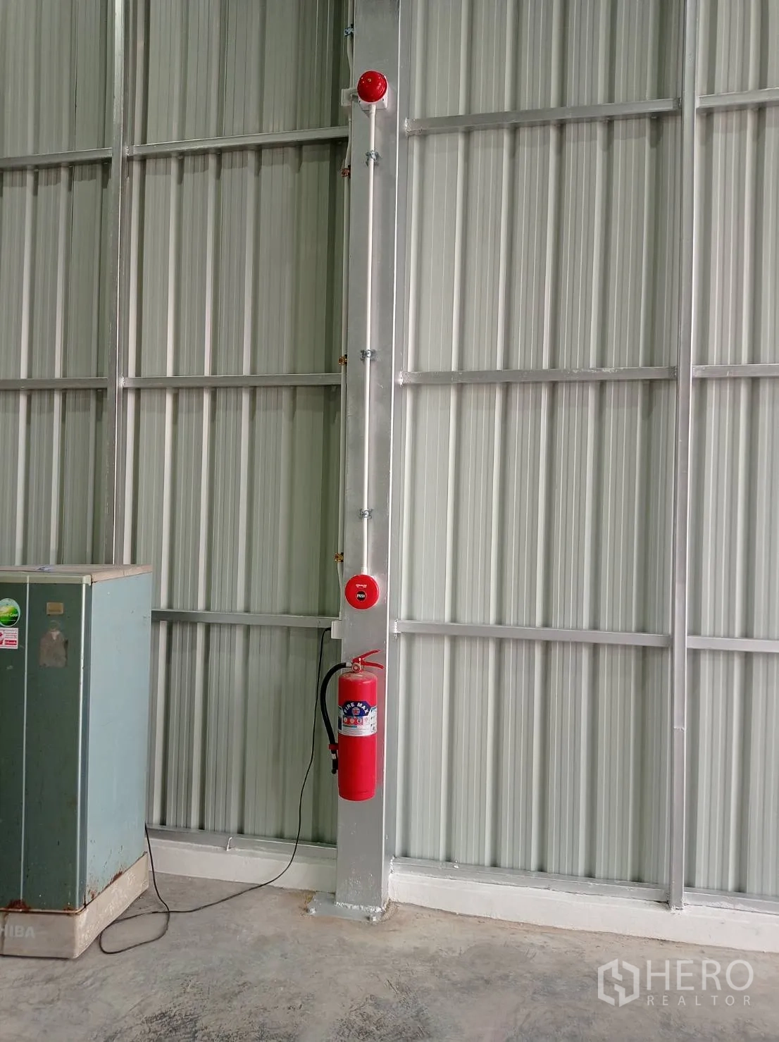 คลังสินค้า ให้เช่าในBang Kapi, Bangkok - เสาในอาคารติดตั้งสัญญาณเตือนและถังดับเพลิง