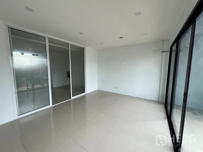 Warehouse for rent in Bang Phli, Samut Prakan - Office area with tiled floors and large sliding glass partitions separating rooms.