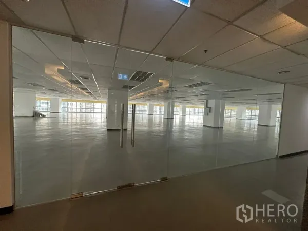 สำนักงาน ให้เช่า - ประตูกระจกบานคู่ทางเข้า สู่พื้นที่สำนักงานเปิดโล่งที่มีหน้าต่างพาโนรามา.
