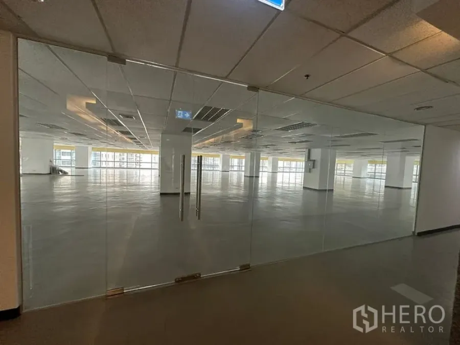 สำนักงาน ให้เช่า - ประตูกระจกบานคู่ทางเข้า สู่พื้นที่สำนักงานเปิดโล่งที่มีหน้าต่างพาโนรามา.