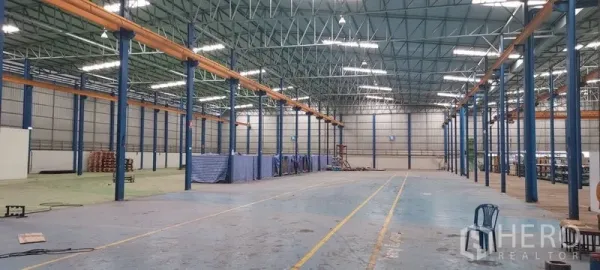 工厂 出租在Phra Pradaeng, Samut Prakan - 大型仓库大厅，钢桁架高屋顶与开阔柱距。