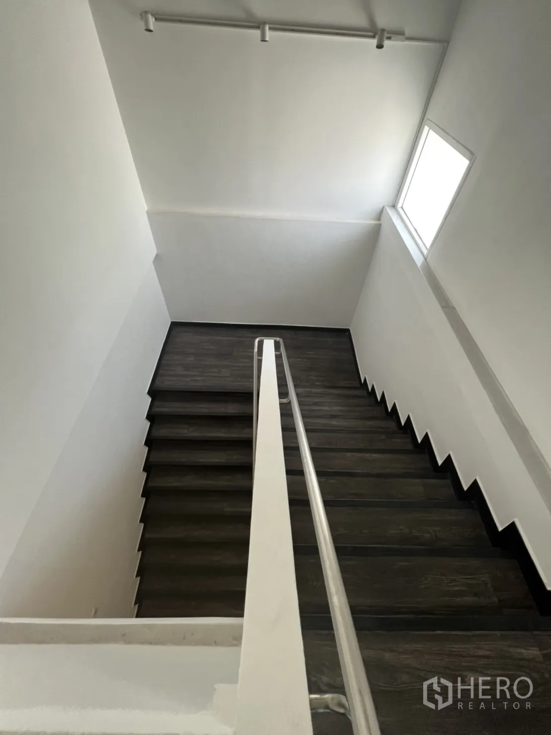 พื้นที่ขายปลีก ให้เช่าในSathon, Bangkok - บันไดกว้าง ผนังสูง และหน้าต่างรับแสงธรรมชาติ