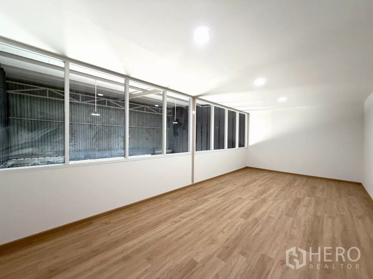 货栈 出租在Suan Luang, Bangkok - 大型办公室，吊顶灯、复合木地板与推拉门，位于仓库上方。