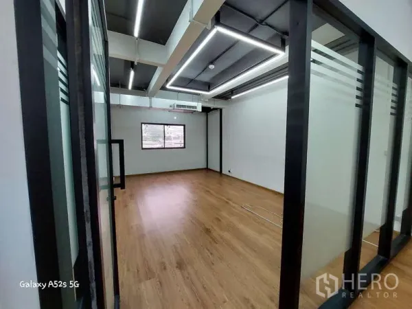 สำนักงาน ให้เช่าในKhlong Toei, Bangkok - ห้องทำงานหรือห้องประชุมผนังกระจก ไฟ LED ฝ้า เพดาน และพื้นไม้.