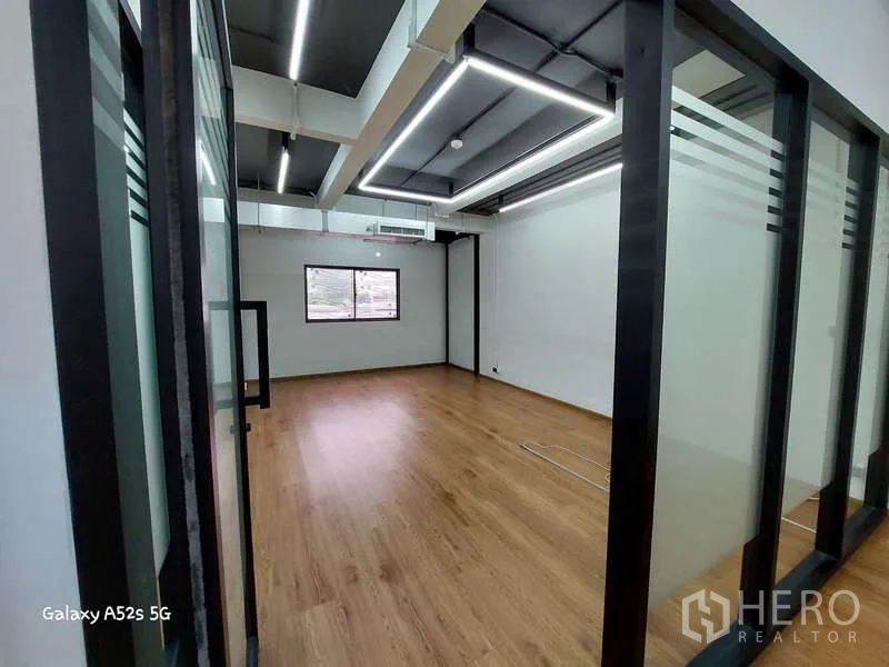 สำนักงาน ให้เช่าในKhlong Toei, Bangkok - ห้องทำงานหรือห้องประชุมผนังกระจก ไฟ LED ฝ้า เพดาน และพื้นไม้.
