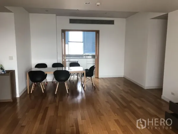 คอนโด ให้เช่าในKhlong Toei, Bangkok - มุมรับประทานอาหารโต๊ะหกที่นั่ง พื้นไม้ มองไปยังประตูบานเลื่อนเข้าครัว