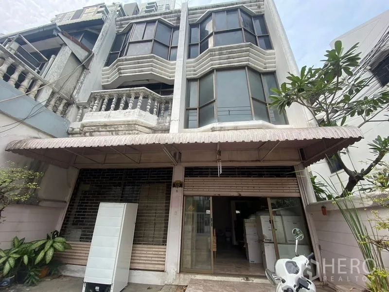 零售空间 出租在Watthana, Bangkok - 近景外立面，带遮篷、玻璃店面与卷闸门