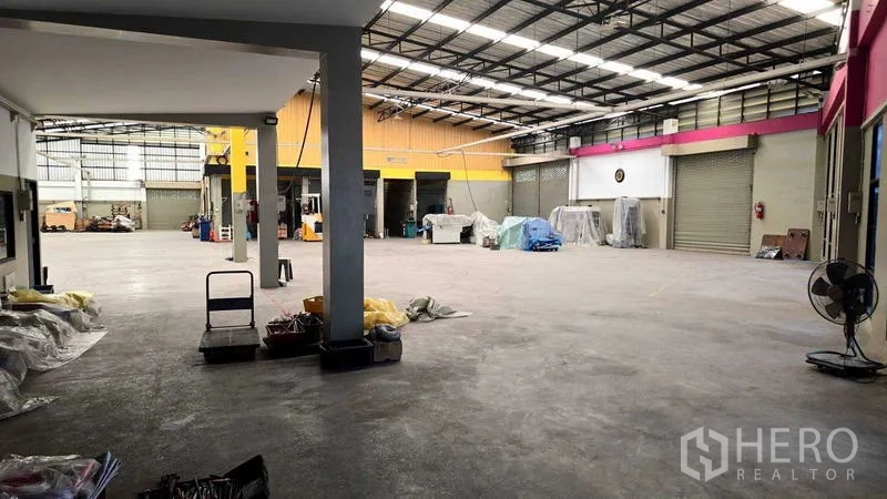 工厂 出售在Saphan Sung, Bangkok - 宽敞仓库区，高挑屋顶、卷帘门与混凝土地面。