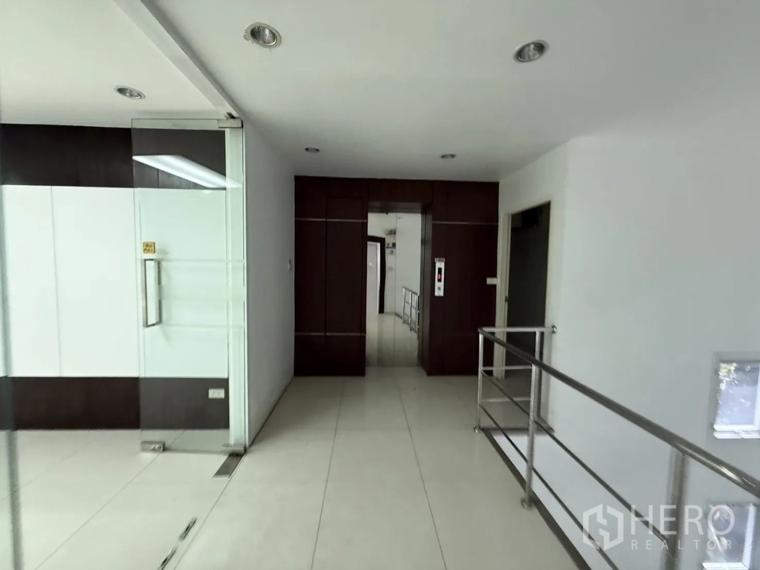 Office Space for rent in Bueng Kum, Bangkok - Men’s restroom featuring a toilet, urinal and sink.