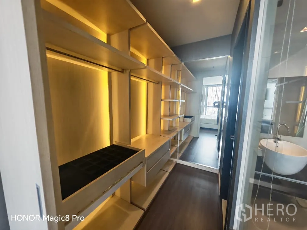 คอนโด for rent in Watthana, Bangkok - วอล์กอินโคลเซ็ตชั้นวางไฟส่องสว่างและลิ้นชัก อยู่ข้างห้องน้ำเชื่อมต่อไปยังห้องนอน