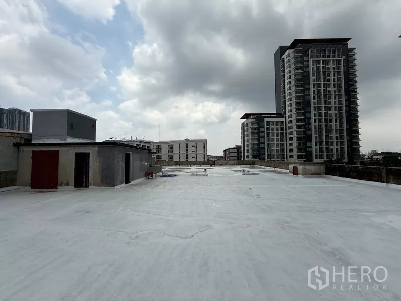 อาคารพาณิชย์ ให้เช่า - ดาดฟ้ากว้าง เห็นวิวตึกสูงย่านสุขุมวิท