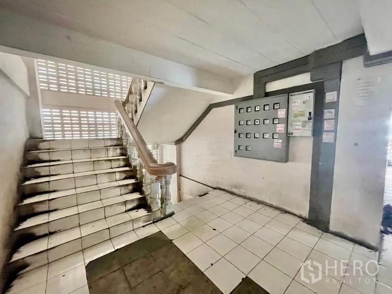 Apartment for sale in Mueang Samut Prakan, Samut Prakan - Staircase area with mail or meter panel in common zone of the apartment.