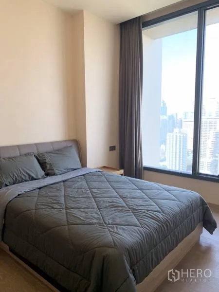 คอนโด ให้เช่าหรือขายในWatthana, Bangkok - ห้องนอนหลักโปร่งสว่าง เตียงควีนและหน้าต่างวิวเมือง