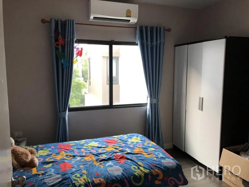 独立式住宅 出租在Saphan Sung, Bangkok - 温馨次卧，设窗户、衣柜与空调。