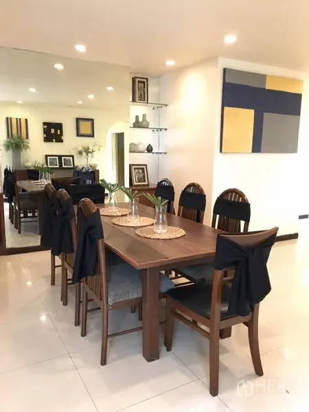 บ้าน ให้เช่าในPhra Khanong, Bangkok - โต๊ะอาหารไม้ 8 ที่นั่ง ข้างงานศิลป์และกระจกบานใหญ่