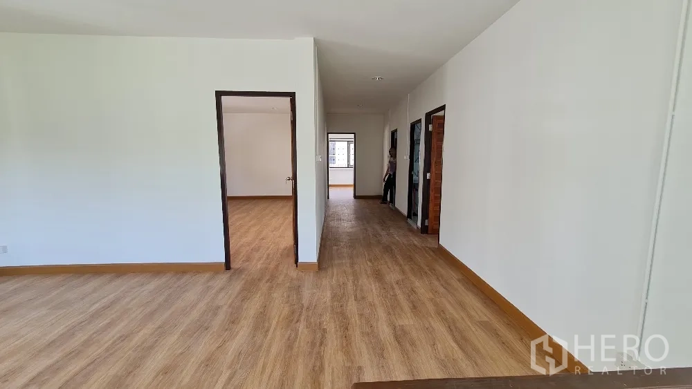 บ้านเดี่ยว for rent in Lat Phrao, Bangkok - โถงชั้นบนกว้างขวาง พื้นไม้ และทางเดินสู่หลายห้อง