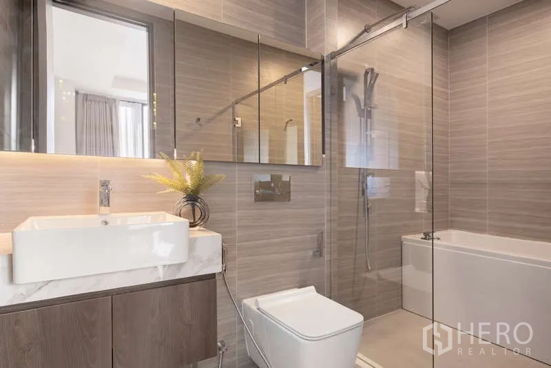 公寓 出租在Watthana, Bangkok - 现代浴室，玻璃淋浴间、浴缸与悬挂式洗手台