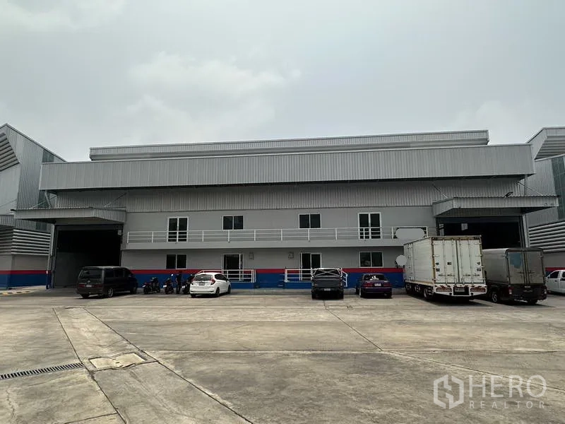 คลังสินค้า ให้เช่าในSamut Prakan - ด้านหน้าโกดังบางเสาธง แสดงช่องขนถ่ายสินค้า 2 จุดและลานคอนกรีตกว้าง.