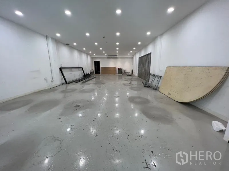 สำนักงานที่บ้าน ให้เช่าในBang Na, Bangkok - โถงยาวเพดานติดไฟดาวน์ไลท์ พื้นคอนกรีต เหมาะเป็นสโตร์หรือสตูดิโอ