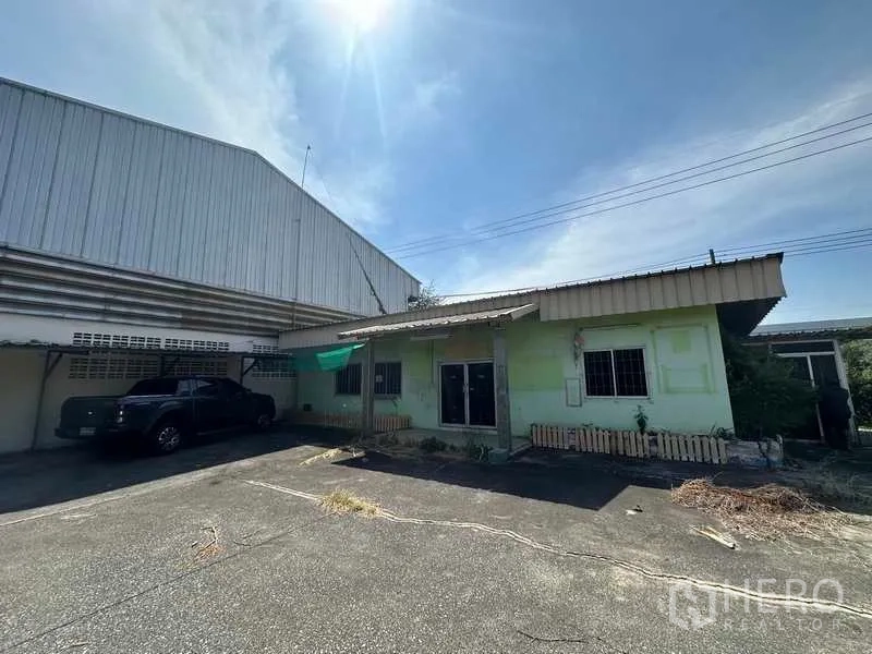 货栈 出租在Wang Noi, Phra Nakhon Si Ayutthaya - 仓库旁单层办公室与停车区外观。