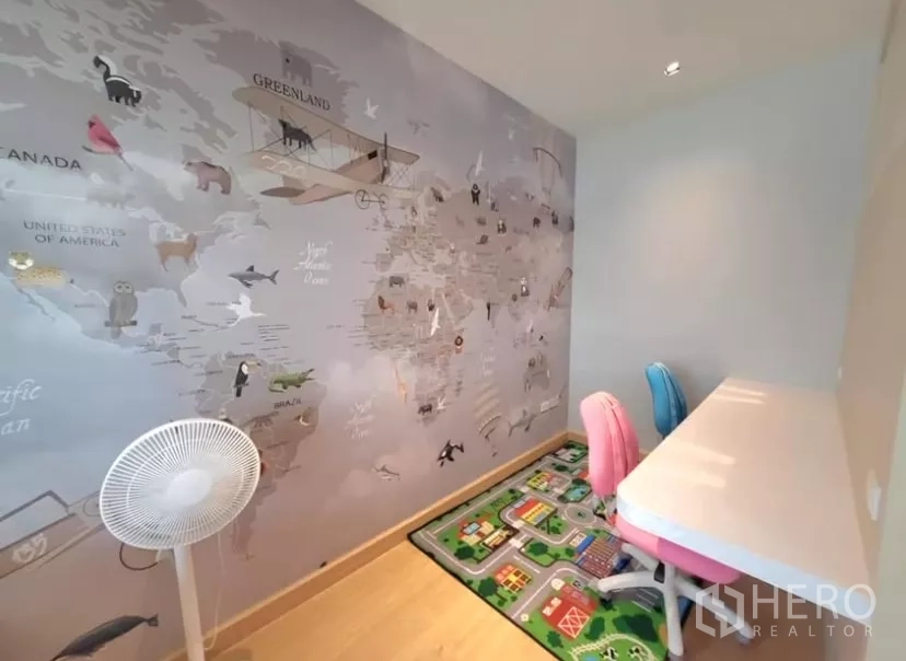 Townhouse for rent in Bang Phli, Samut Prakan - Kids’ study nook with world map mural and long desk in light wood tones.