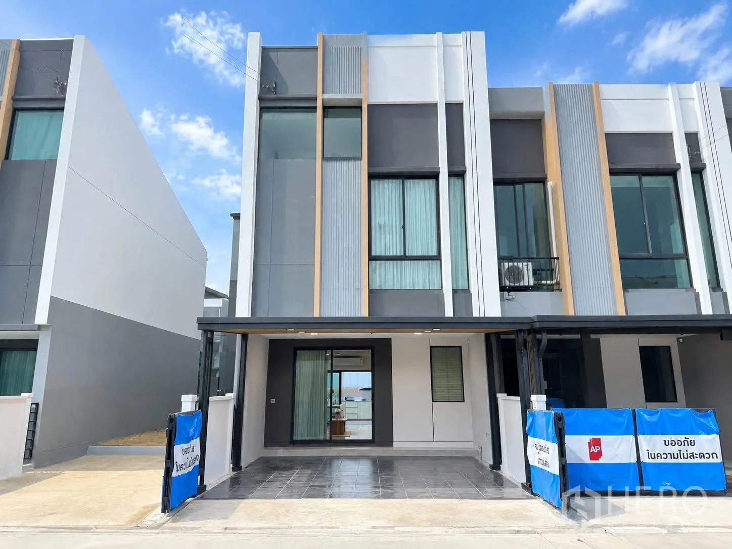 联排别墅 for rent in Bang Phli, Samut Prakan - 现代联排别墅外立面，带有顶车棚与大窗户。