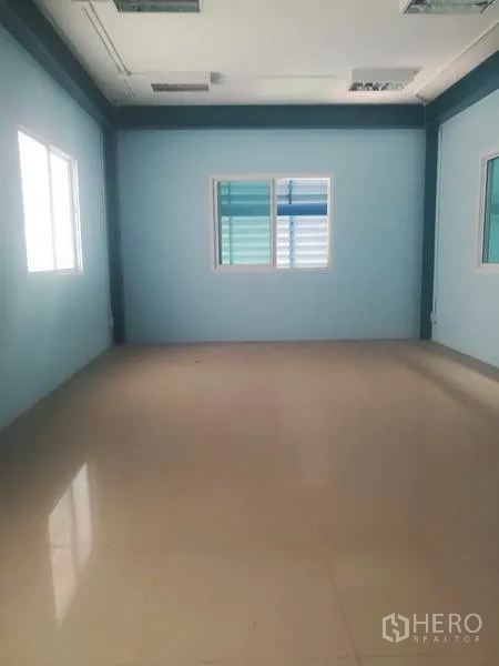 工厂 出售在Sai Noi, Nonthaburi - 厂内明亮空置办公室，瓷砖地面与两扇窗户。