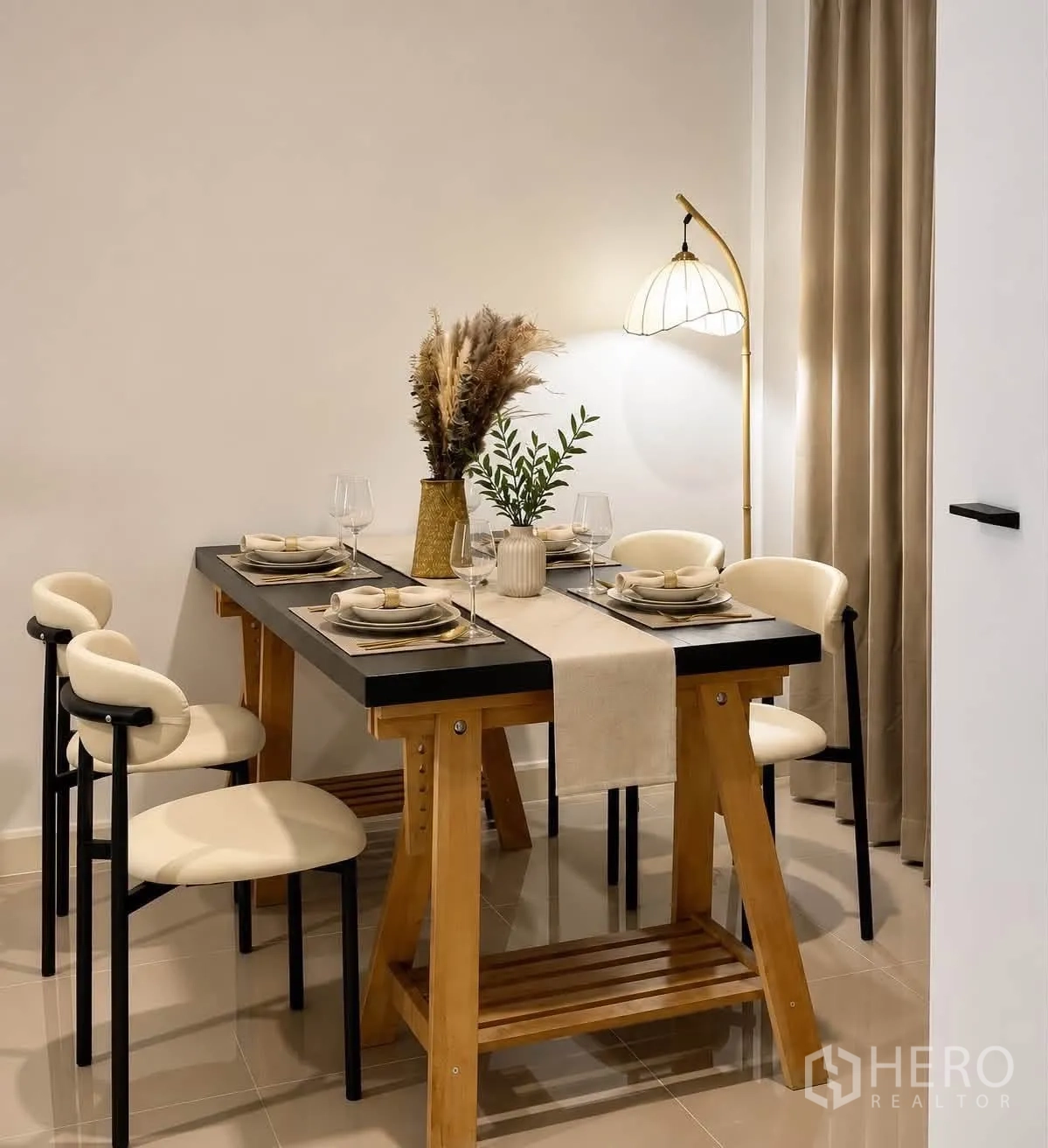 Townhouse for rent in Bang Phli, Samut Prakan - Dining area set for four with a modern table, cushioned chairs, and a floor lamp.