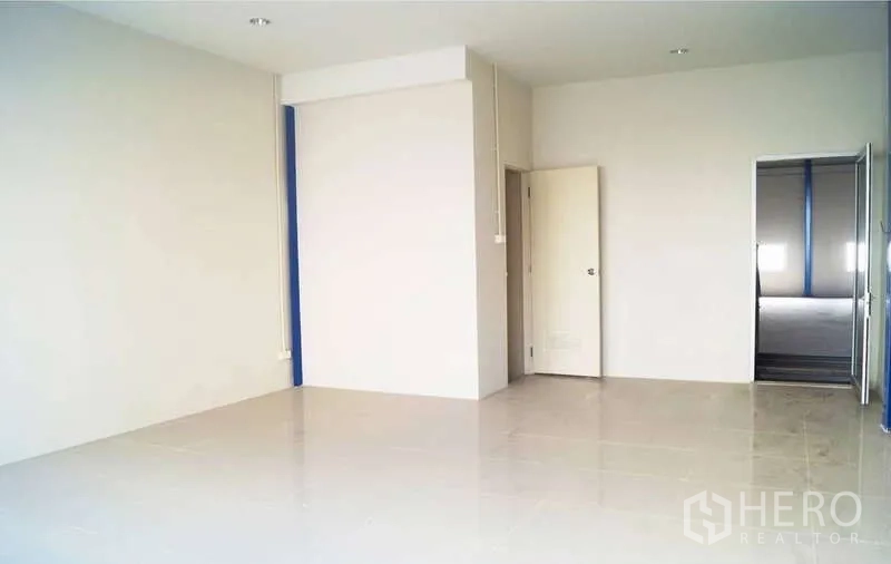 คลังสินค้า ให้เช่าในKrathum Baen, Samut Sakhon - พื้นที่ออฟฟิศมีประตูและหน้าต่างเชื่อมกับโกดัง เพื่อการควบคุมงานสะดวก