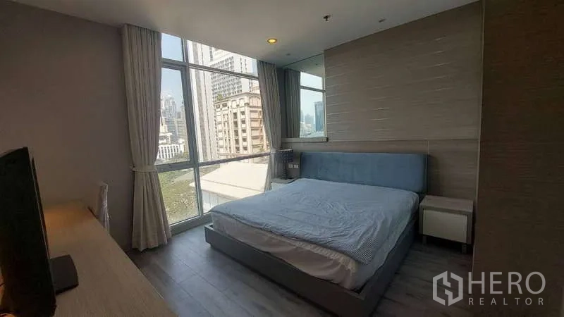 คอนโด ให้เช่าในWatthana, Bangkok - ห้องนอนใหญ่หน้าต่างเต็มบาน วิวเมือง และเตียงสีน้ำเงิน