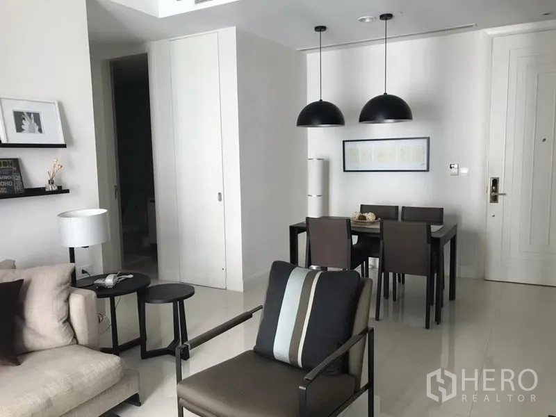 คอนโด ให้เช่าในPathum Wan, Bangkok - มุมรับประทานอาหารโต๊ะ 4 ที่นั่งใต้โคมแขวนสีดำคู่ ใกล้ประตูทางเข้า