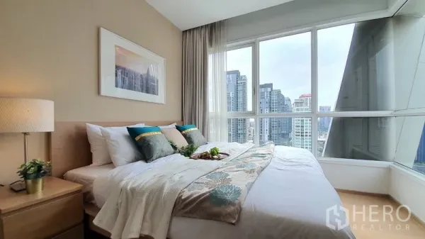 公寓 出租在Watthana, Bangkok - 主卧配转角大窗，尽览曼谷天际线景观。