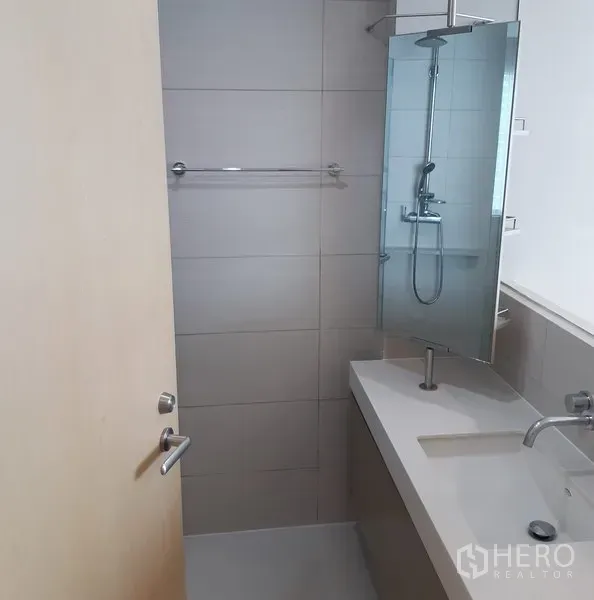 คอนโด ให้เช่าในKhlong Toei, Bangkok - ห้องน้ำสมัยใหม่ เคาน์เตอร์อ่างล้างหน้าแบบยาว กระจกติดผนัง ราวแขวนผ้า และส่วนอาบน้ำกระจกพร้อมฝักบัวเรนชาวเวอร์