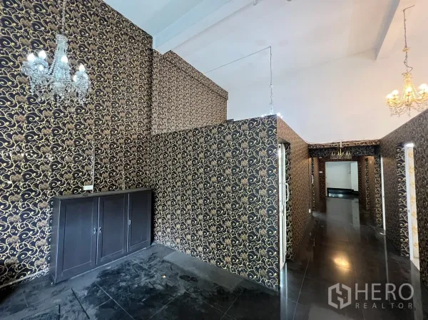 อาคารพาณิชย์ ให้เช่าในKhlong Toei, Bangkok - โถงและพื้นที่จัดแสดง วอลเปเปอร์สีดำทอง พร้อมตู้เก็บของ