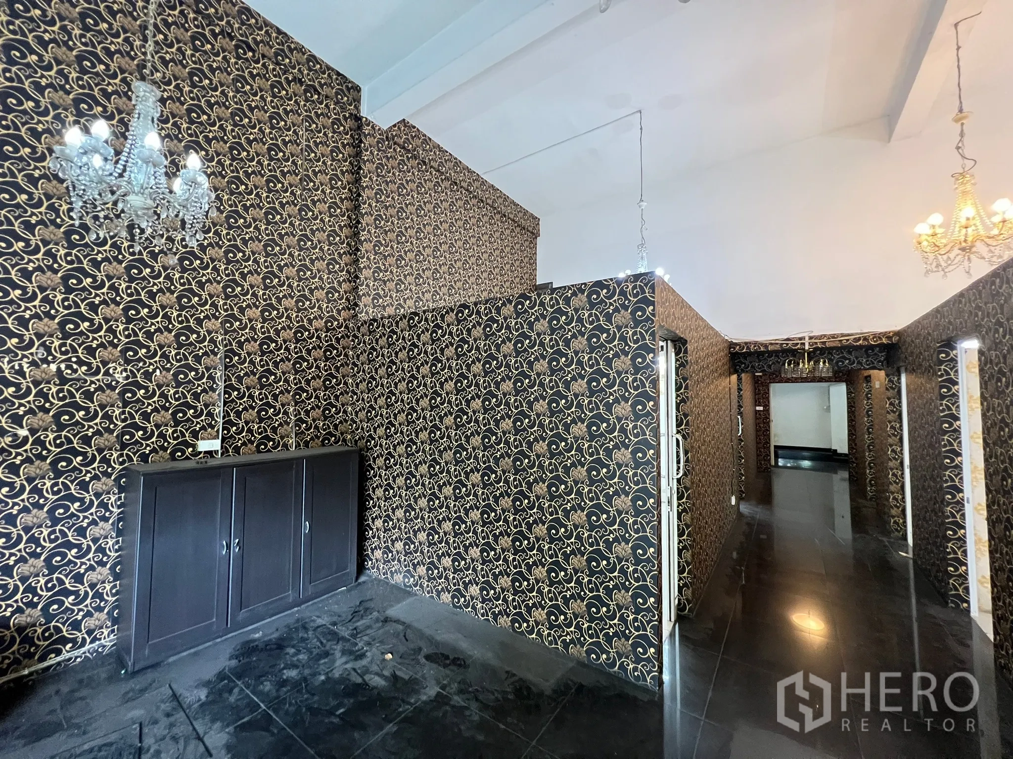 อาคารพาณิชย์ ให้เช่าในKhlong Toei, Bangkok - โถงและพื้นที่จัดแสดง วอลเปเปอร์สีดำทอง พร้อมตู้เก็บของ