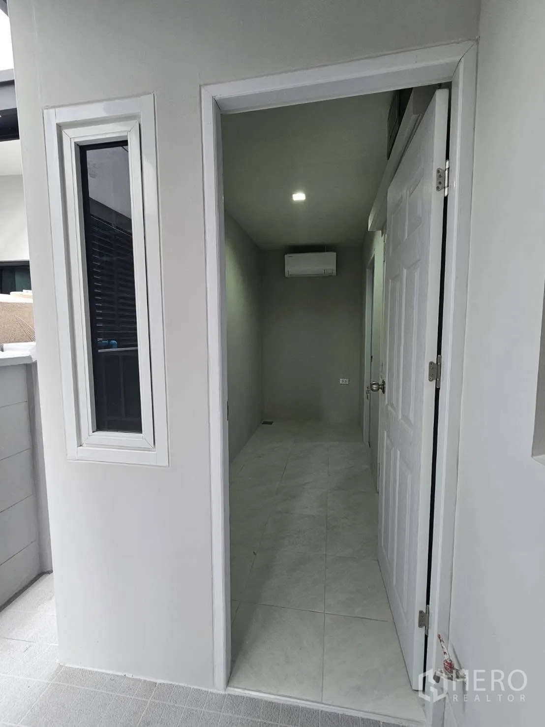 独栋房屋 for rent or sale in Bang Phli, Samut Prakan - 从室外进入的小型空调多功能房入口。