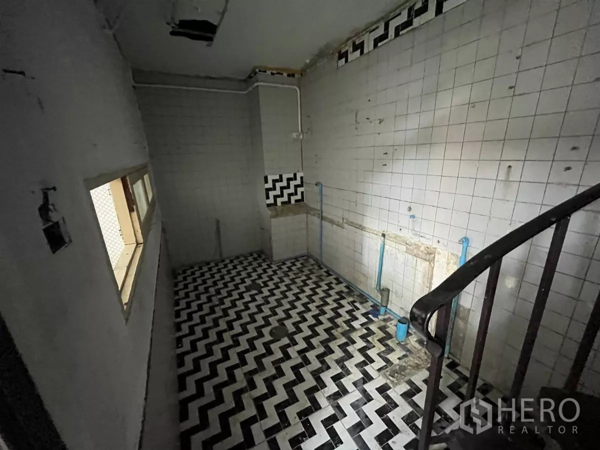 อาคารพาณิชย์ ให้เช่าในWatthana, Bangkok - ห้องปูกระเบื้องลายก้างปลาขาวดำ มีงานท่อประปาและราวบันไดเวียน